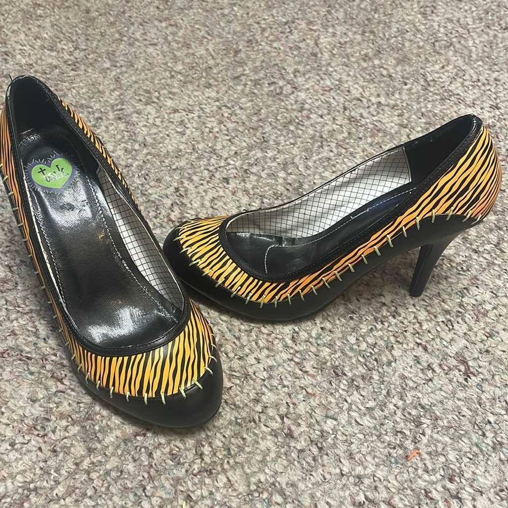 Tuk heels